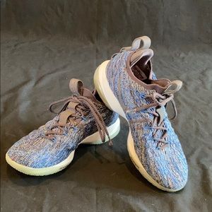 Lebron James Nike men’s basketball shoe